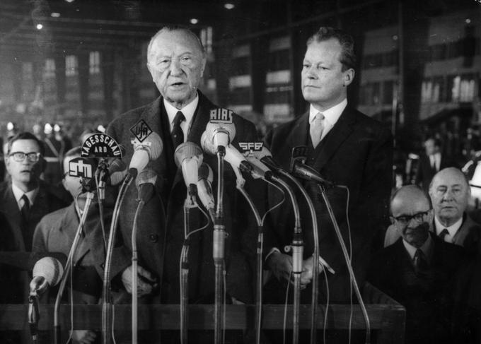 Konrad Adenauer (levo) in Willy Brandt. Prvi je postal nemški kancler leta 1949, ko je bil star 73 let, drugi pa leta 1969, ko je bil star 55 let. | Foto: Getty Images