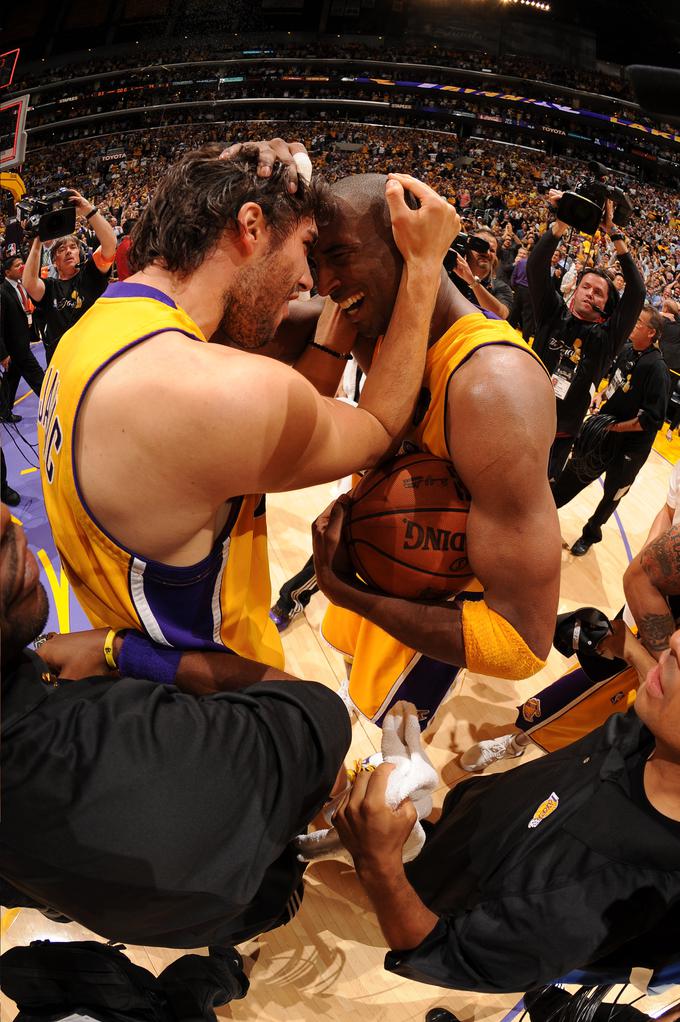 Saša Vujačić in Kobe Bryant sta bila velika prijatelja. Skupaj sta se naslova prvaka lige NBA veselila leta 2009 in 2010. | Foto: Getty Images