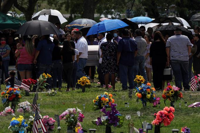 Prvi so v torek pokopali dve učenki četrtega razreda osnovne šole, desetletni Amerie Jo Garza in Maite Rodriguez.  | Foto: Reuters