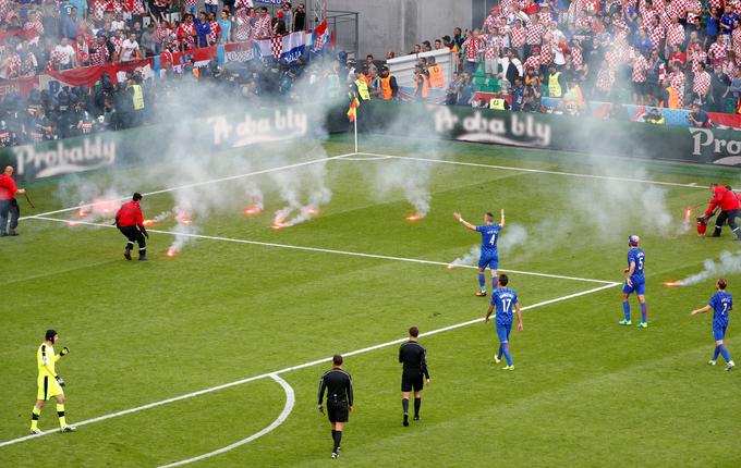 Skupina hrvaških navijačev je prekinila srečanje Eura proti Češki na štadionu Geoffroy-Guichard.  | Foto: Reuters