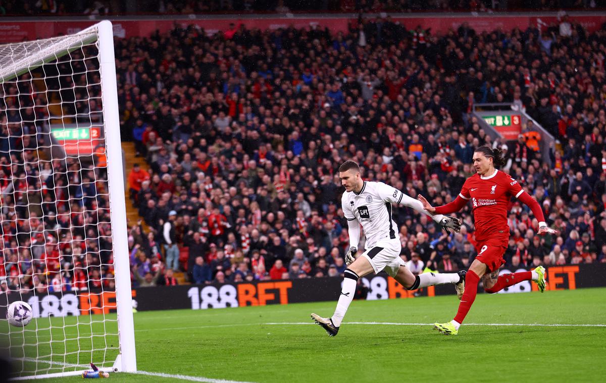 Liverpool | Darwin Nunez je izkoristil napako Iva Grbića in popeljal Liverpool v vodstvo. Dalmatinec je skušal izbiti žogo globoko v polje, a je Urugvajec nastavil nogo, nato pa se je žoga odbila v mrežo. | Foto Reuters