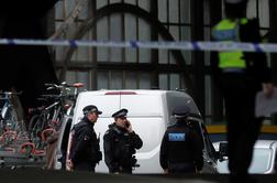 Londonski policisti odkrili sumljive pakete z eksplozivnimi napravami
