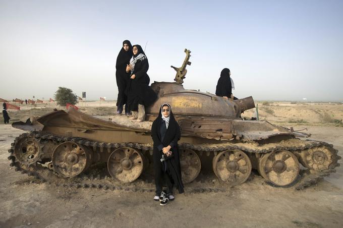 Irancem je uspelo pregnati iraške sile s svojega ozemlja. Na fotografiji: skupina Irank ob uničenem iraškem tanku v iranski pokrajini Kuzistan. | Foto: Reuters