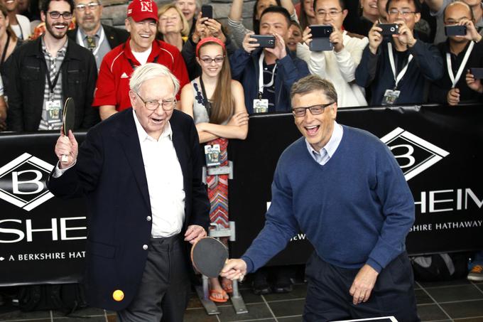 Warren Buffett (levo) je bil eden prvih podpornikov in podpisnikov zaveze Billa Gatesa (desno), s katero je obljubil, da bo po smrti veliko večino svojega premoženja zapustil v dobrodelne namene.  | Foto: Reuters