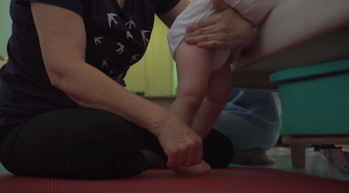 Če se otroku razvije stopalo po normalni poti, ni potrebe, da bi ga obuvali v trda obuvala, pravi Potrčeva.  | Foto: Planet TV