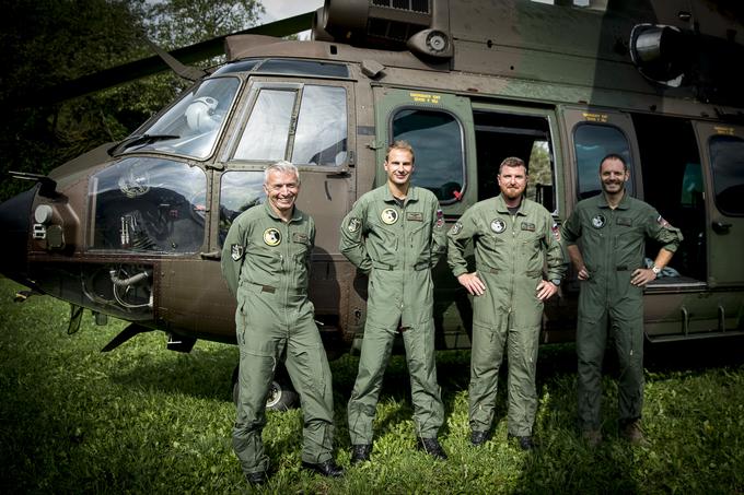 Aljažev stolp je na dolgi vrvi pripeljala štiričlanska helikopterska posadka pod vodstvom stotnika Davorina Draginca. | Foto: Ana Kovač