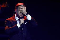 Robbie Williams zlomil roko 52-letni oboževalki (video)