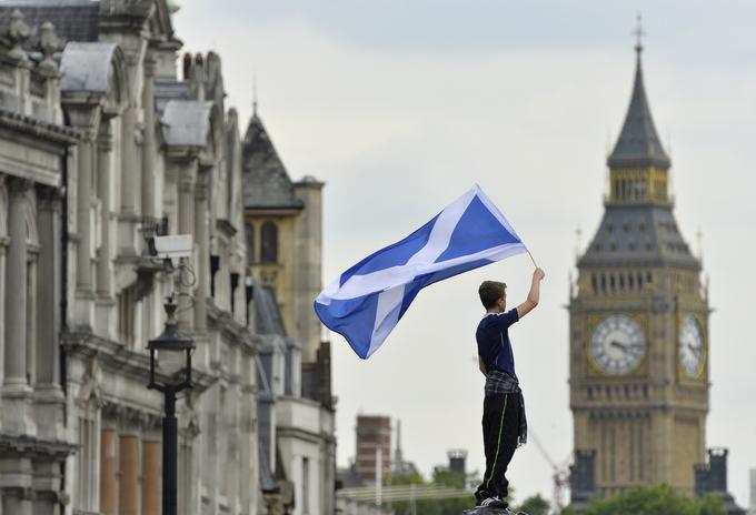 Bel Andrejev križ na modri podlagi je zastava Škotske, katere zavetnik je sveti Andrej. | Foto: Reuters