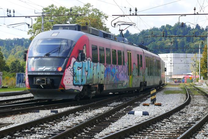 Slovenski vlaki lahko vozijo z največjo hitrostjo dobrih 100 kilometrov na uro. Najhitrejši je vlak ICS, ki doseže najvišjo hitrost 160 kilometrov na uro.  | Foto: Gregor Pavšič
