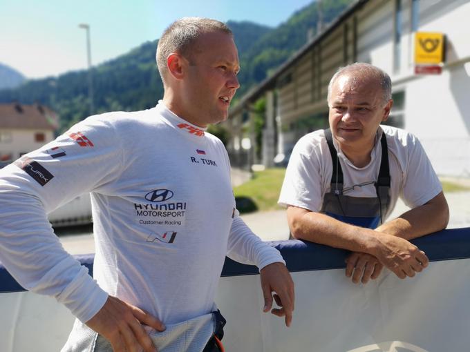 Državni prvak v reliju Rok Turk in njegov oče Igor, ki ga že od leta 2001 tesno spremlja na športni poti.  | Foto: Gregor Pavšič