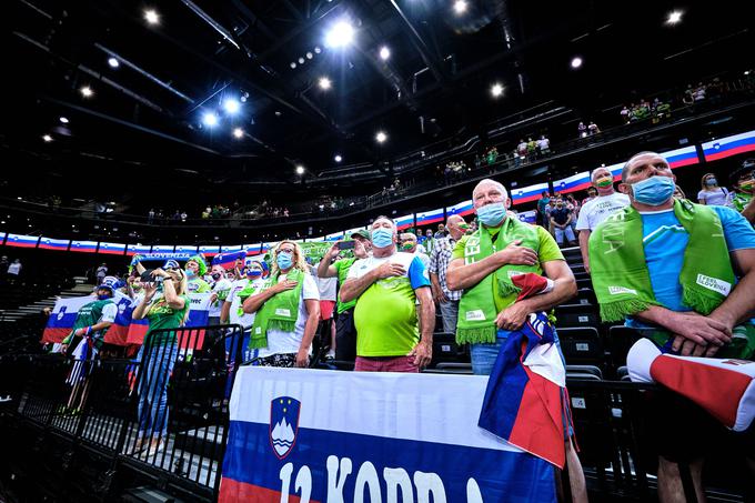 Slovence naj bi na tribunah spremljalo tudi okoli petsto slovenskih navijačev. | Foto: Hendrik Osula/FIBA