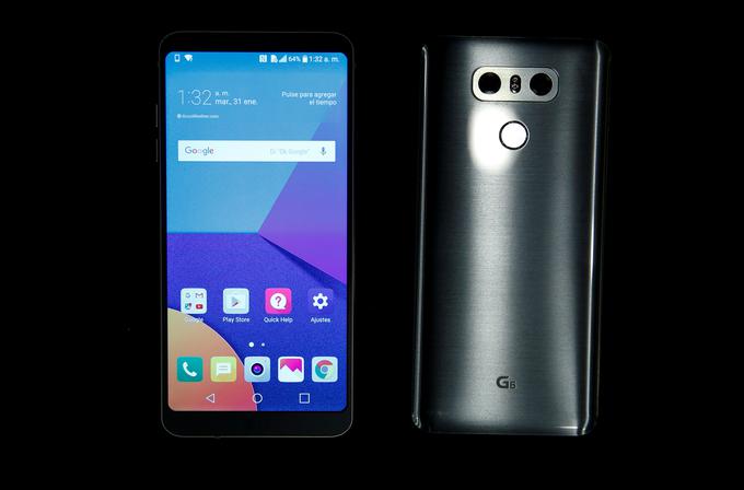 Privzeto ozadje (na fotografiji) zaslonu LG G6 ne dela usluge, saj z njim ne more pokazati, kaj vse zmore. Priporočamo, da ga zamenjate z bolj barvitim ali interaktivnim.  | Foto: Reuters