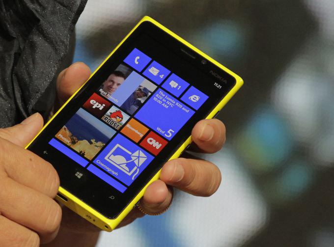 Pametni telefon Lumia z operacijskim sistemom Windows Phone.  | Foto: Reuters