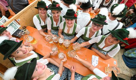Rožnate irharice in nogometni zvezdniki: znani obrazi na Oktoberfestu #foto
