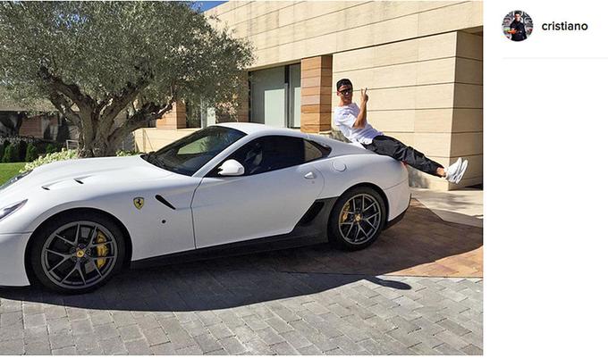Cristiano Ronaldo je znan kot velik ljubitelj avtomobilov. Med drugimi ima tudi enega izmed 599 izdelanih ferrarijev 599 GTO, ki so vredni okrog pol milijona evrov. Ronaldov vozni park vključuje tudi porscheja 911 turbo S, ferrarija 599 HGTE, rolls-roycea ghosta, mercedesa SLS AMG, range roverja sport, mercedesa AMG S65 coupe, lamborghinija aventadorja, mclarna MP4-12C … (foto: Instagram) | Foto: Instagram/Getty Images