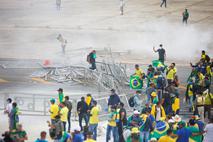 Več sto privržencev nekdanjega brazilskega predsednika Jaira Bolsonara je vdrlo na območje kongresa v Brasilii.