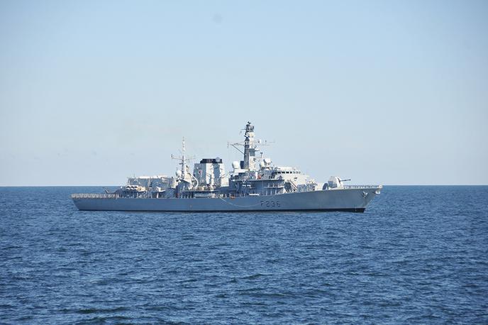Britanski tanker | Tanker HMS Montrose je vstopal v Hormuško ožino, ko so se mu približala iranska plovila. | Foto Reuters