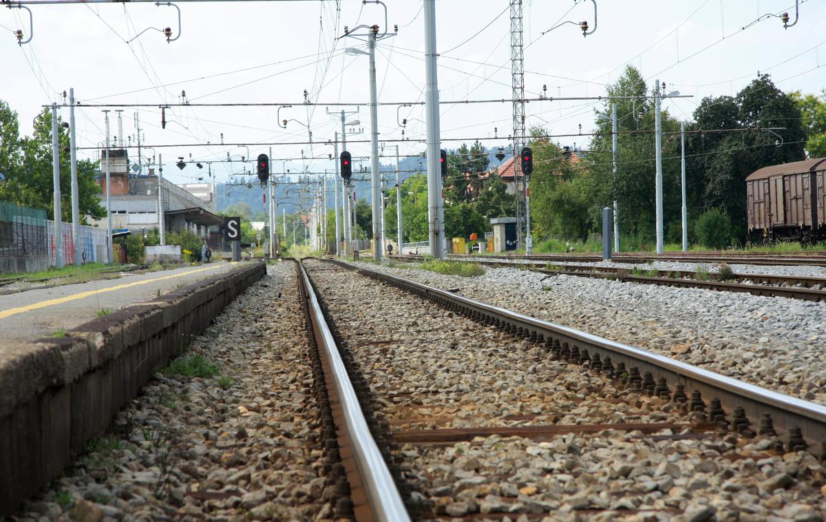 železniški tiri | Nespametno ravnanje mladostnikov bi se lahko končalo tragično.  | Foto Žiga Ponikvar