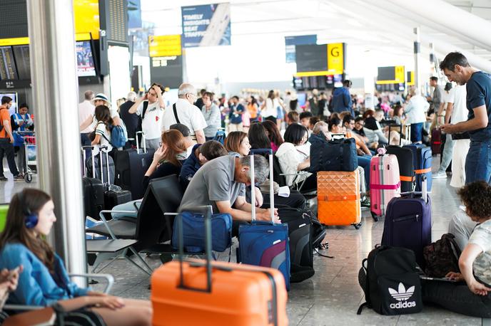 British Airways | British Airways je prodajo letalskih vozovnic za notranje in evropske lete prekinil v ponedeljek. Pred tem se je na omejitev na Heathrowu odzval z odpovedjo 10.300 letov, kar bo prizadelo milijon potnikov. | Foto Reuters