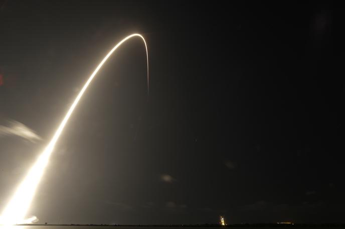 Starlink | Starlink ima v vesolju že 1.740 satelitov. Končni cilj divizije podjetja SpaceX je 30 tisoč satelitov, prek katerih bodo omogočili dostop do spleta ljudem z vsega sveta. | Foto Guliverimage