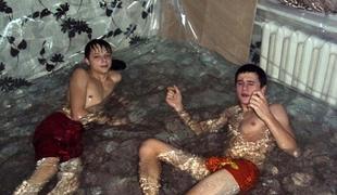 Nov način hlajenja: najstniki dnevno sobo spremenili v bazen (foto)