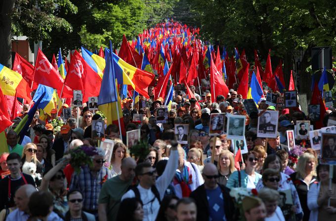 Ne samo v Pridnestrju, tudi v preostalem delu Moldavije je veliko ljudi, ki so prorusko usmerjeni in se nostalgično ozirajo na obdobje Sovjetske zveze. Med letoma 2016 in 2020 na primer je bil moldavski predsednik prorusko usmerjeni Igor Dodon. Na fotografiji vidimo shod ob dnevu zmage nad nacistično Nemčijo, ki je bil 9. maja letos v moldavskem glavnem mestu. Udeleženci med drugim nosijo fotografije vojakov Rdeče armade, ki so se bojevali med drugo svetovno vojno. | Foto: Guliverimage/Vladimir Fedorenko