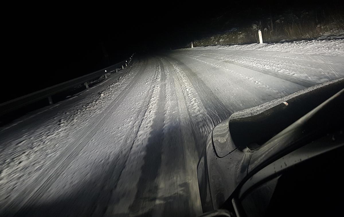 sneg cesta | Nekatere ceste v Sloveniji je ponoči pobelil sneg.  | Foto Gregor Pavšič
