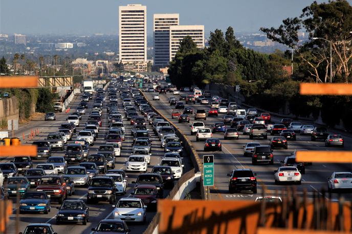 promet Los Angeles | Vsakodnevni prizori prometa v Los Angelesu, ki ta teden gosti enega najpomembnejših avtomobilskih salonov na svetu. | Foto Reuters
