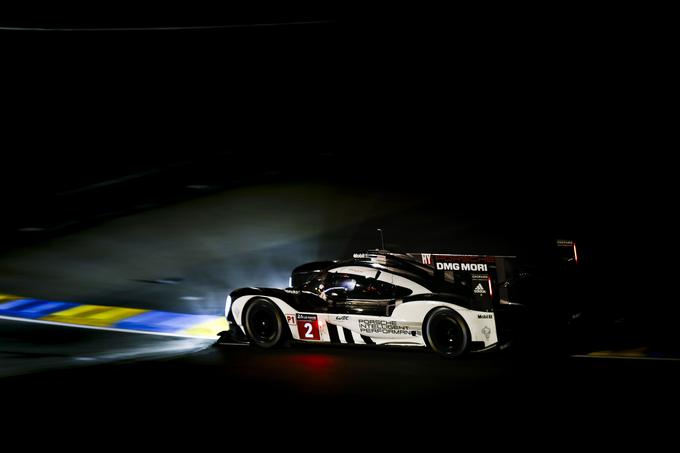 Dirkači lahko v Le Mansu vozijo skupno vsaj šest, nikakor pa ne več kot 14 ur. Prav nočni del je zaradi slabše vidljivosti in visokih hitrosti najzahtevnejši. | Foto: 