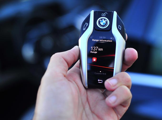 Pametni ključ prihodnosti, kakršnega BMW ponuja za svoji seriji 5 in 7. Z njim je mogoče avto na daljavo tudi parkirati. | Foto: Gregor Pavšič