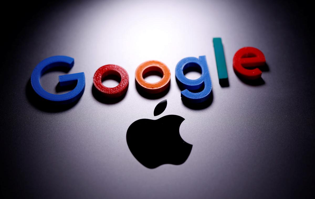 Apple Google | Tehnološka velikana Apple in Google sta tarči tožbe, ki ju je zoper njiju vložil razvijalec videoiger Epic Games in v katerim jima očita monopolno delovanje. | Foto Reuters