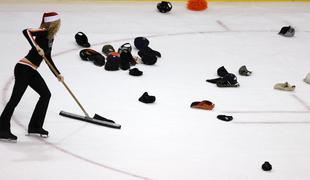 Zmeda v ligi KHL: policija zaradi metanja kap ob hat-tricku aretirala navijače