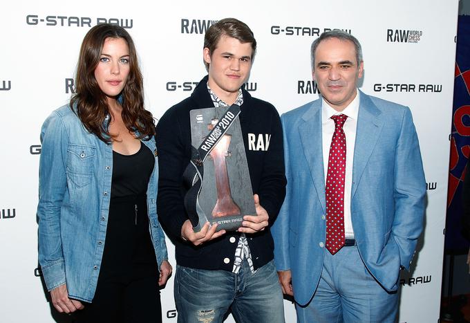 Najboljši šahist na svetu v družbi Liv Tyler (levo) in Garija Kasparova (desno). | Foto: Guliverimage/Getty Images