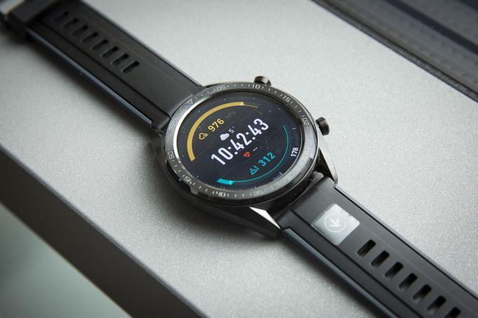 Največja in težko premagljiva prednost pametne ure Huawei Watch GT je vzdržljivost njenega akumulatorja. | Foto: Bojan Puhek