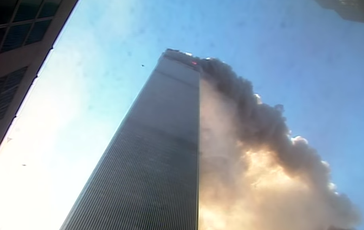 WTC, 11. september | Snemalec legendarnega videoposnetka stoji tik pod severnim stolpom WTC, ki se je zrušil le nekaj minut pozneje. V terorističnem napadu 11. septembra 2001 je umrlo skoraj 3.000 ljudi. | Foto YouTube