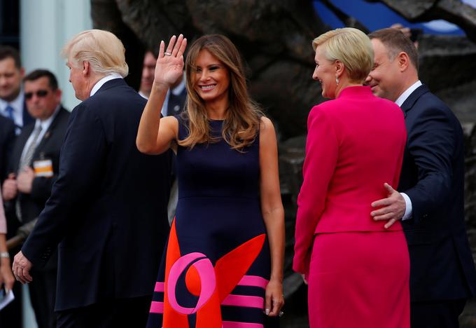 Trumpova je za obisk Poljske izbrala obleko španskega modnega oblikovalca Delponze in čevlje oblikovalca Manole Blahnika. | Foto: Reuters