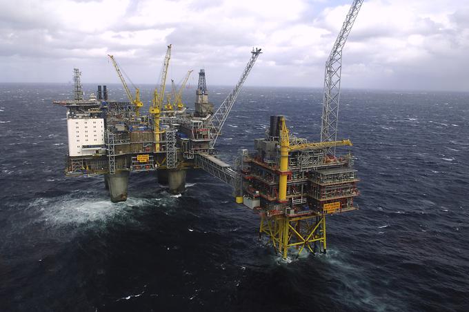To je le ena izmed naftnih ploščadi na Norveškem, ki je zelo bogata z naravnimi fosilnimi viri energije. Kljub temu prav ta skandinavska država najhitreje uvaja elektromobilnost. | Foto: Reuters