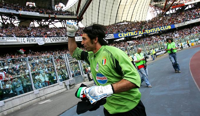 Ko so največji zvezdniki zapustili drugoligaša iz Torina, je Buffon ostal zvest Juventusu. | Foto: Reuters