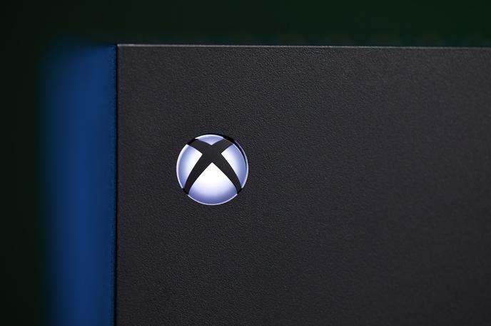 Xbox | Cena naročnine na storitev PC Game Pass bo v predoglednem obdobju zgolj deset evrskih centov, nato pa deset evrov. Na fotografiji logotip znamke Xbox na igralni konzoli Xbox Series X.  | Foto Shutterstock