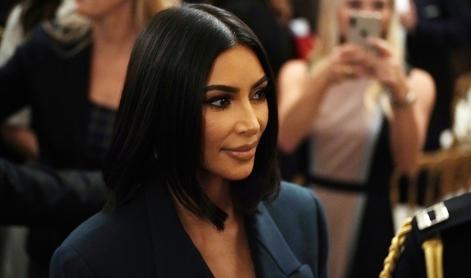 Fotošop bizarka ali igra senc? Kim Kardashian ima preveč nožnih prstov.