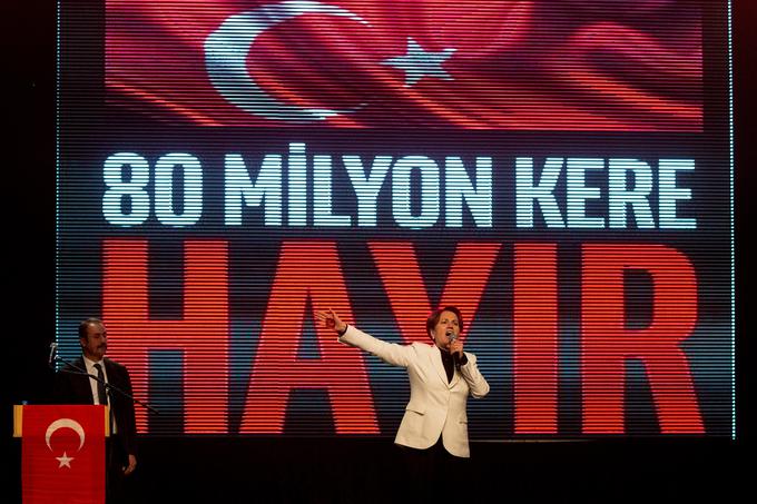 Zborovanje nasprotnikov spremembe turške ustave. Turška beseda hayir pomeni "Ne", evet pa "Ja". | Foto: Getty Images