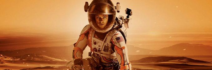 Matt Damon v hvaljeni vesoljski pustolovščini Ridleyja Scotta igra astronavta, ki obtiči na Marsu. Ob pičlih zalogah se mora zanesti na lastno iznajdljivost in razsodnost duha, da preživi in se domisli, kako tiste na Zemlji opozoriti, da je še živ. Sedem nominacij za oskarja, tudi za najboljši film leta. • Na voljo v videoteki DKino. | Foto: 
