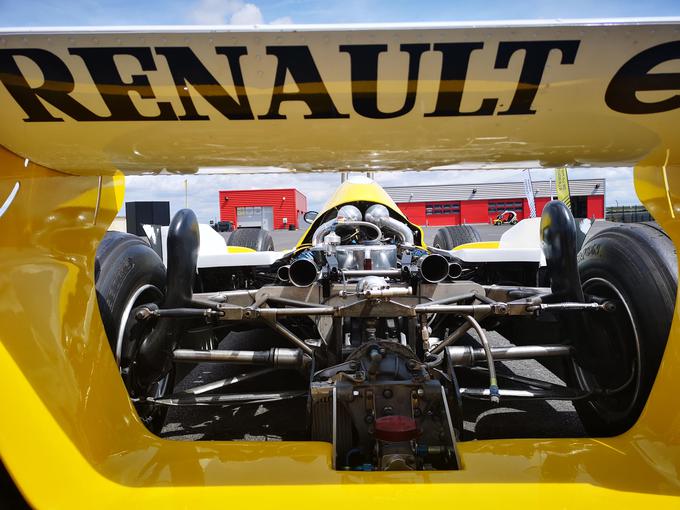 Renaultovo formulo je poganjal 1,5-litrski motor V6 z dvojnim turbinskim polnilnikom.  | Foto: Gregor Pavšič
