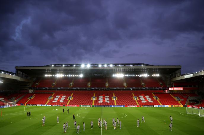 Anfield | Liverpool je po številnih kritikah spremenila svojo odločitev, da bo neigralski kader v luči blokade zaradi novega koronavirusa poslala na čakanje. | Foto Reuters