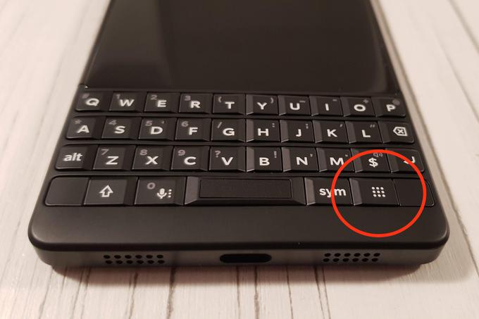 Lokacija tako imenovanega hitrega gumba oziroma gumba za hitrost na tipkovnici telefona BlackBerry Key2.  | Foto: Matic Tomšič