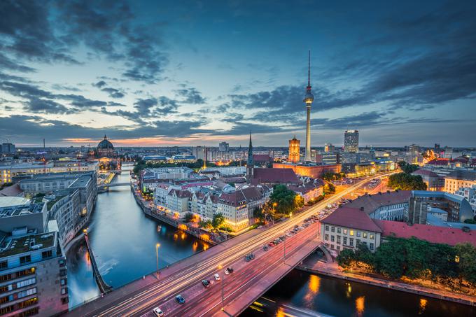 V Berlinu bodo 26. septembra izvedli referendum, ali naj mesto "zapleni" stanovanja in hiše največjim stanodajalcem. Mestna oblast je sicer ravno pretekli teden napovedala, da bo od dveh podjetij kupila približno 15 tisoč stanovanj za 2,46 milijarde evrov, ki jih bo v najem ponudila prebivalcem mesta. | Foto: 