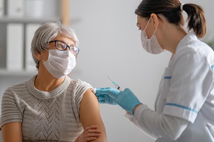 Koronavirus. Cepljenje. Covid-19. PCT. | Trenutno dostopni podatki kažejo, da je cepljenje s poživitvenim odmerkom varno in učinkovito že tri mesece po zaključku prvotnega cepljenja. | Foto Getty Images