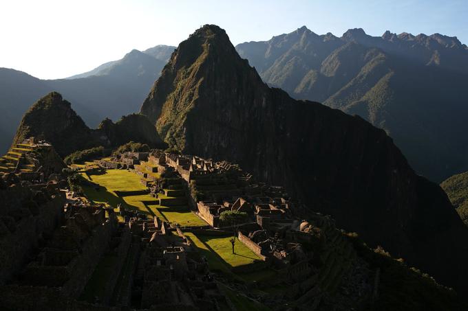 Dostop do vrha gore Huayna Picchu, ki se dviguje približno 260 metrov nad legendarno utrdbo, je še bolj omejen. Tja se lahko dnevno povzpne samo 400 turistov. | Foto: Getty Images