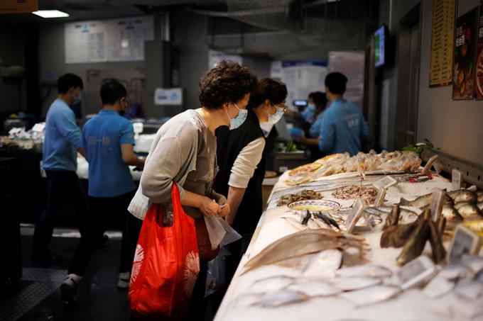 Na Kitajskem že več mesecev testirajo zamrznjeno hrano, da bi ugotovili, ali je mogoče, da je virus na takšen način prišel v državo. | Foto: Reuters