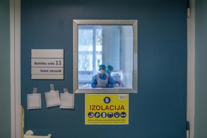 Infekcijska klinika | Infektologinja je opomnila še, da je cepljenje še vedno priporočljivo, kot najbolj smiselno pa je izpostavila cepljenje proti gripi in covid-19.  | Foto Matej Povše/ UKC Ljubljana